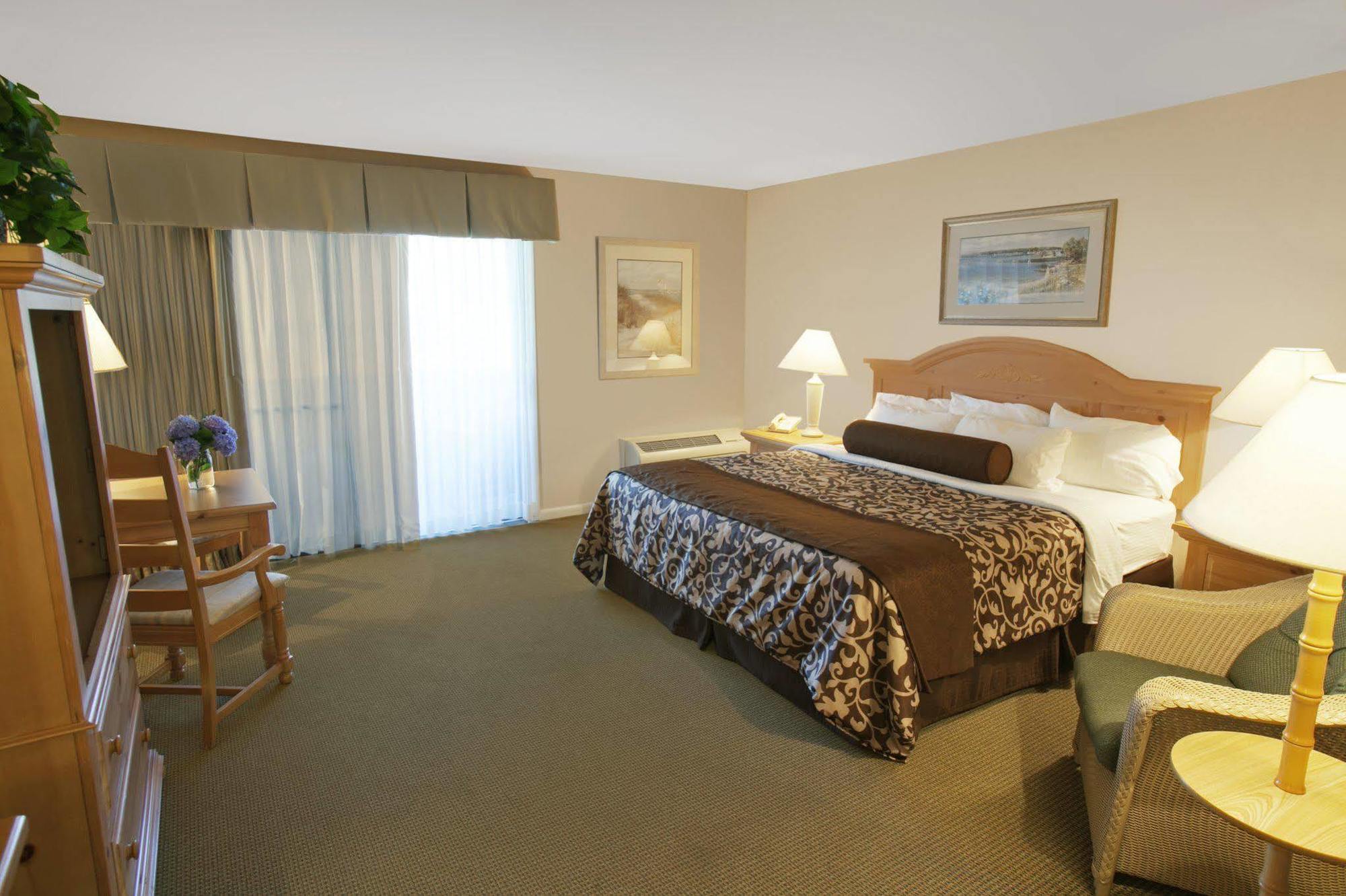Western Island Hotel 3*